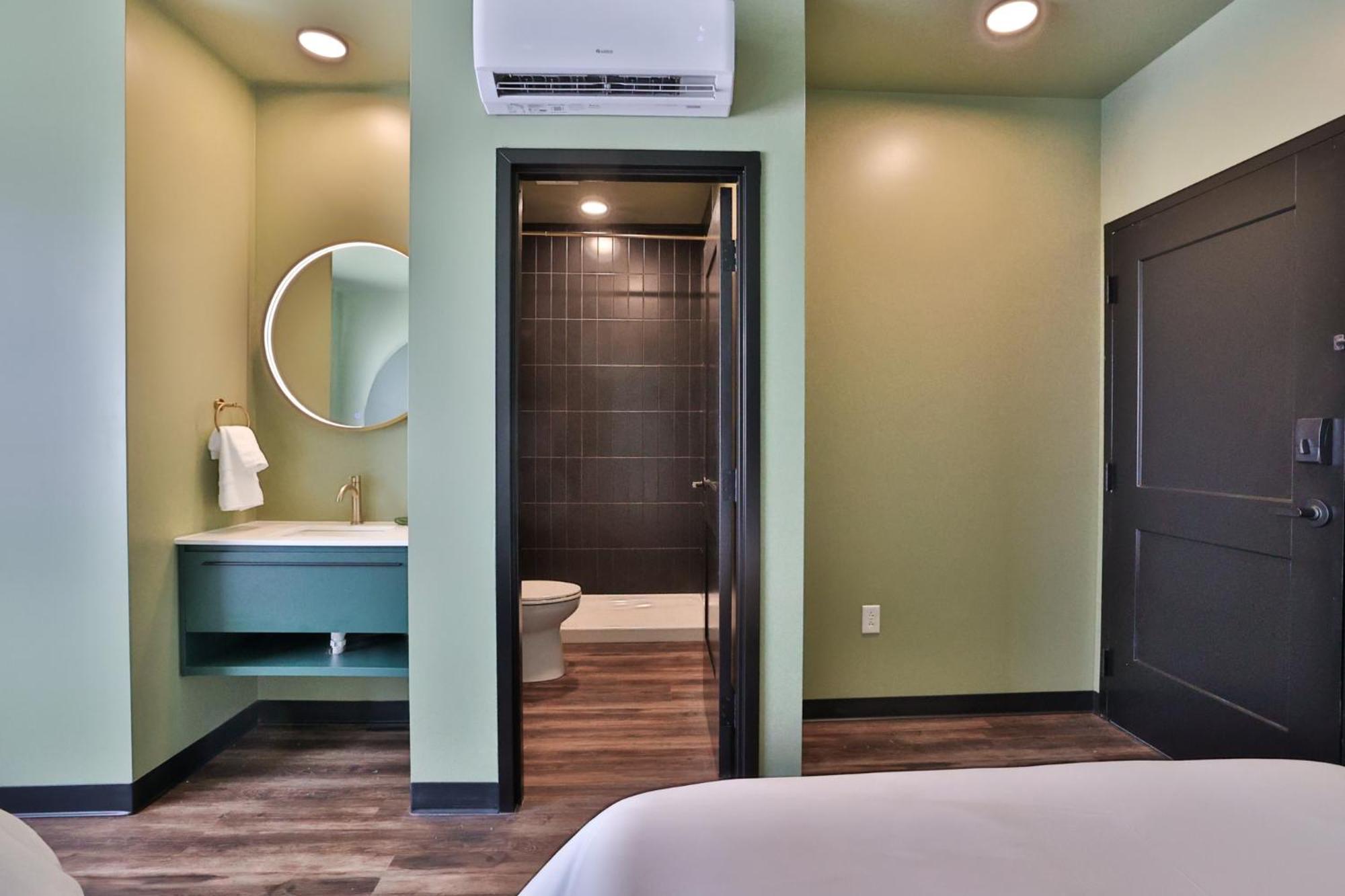 Urban Collective Boutique Hotel Edwardsville Exterior foto